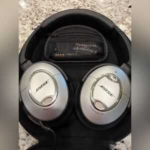 QuietComfort over-ear wired noise-canceling headphones (battery-powered).